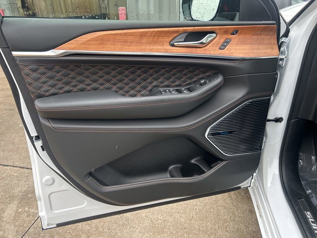 New 2025 Jeep Grand Cherokee Summit image 11