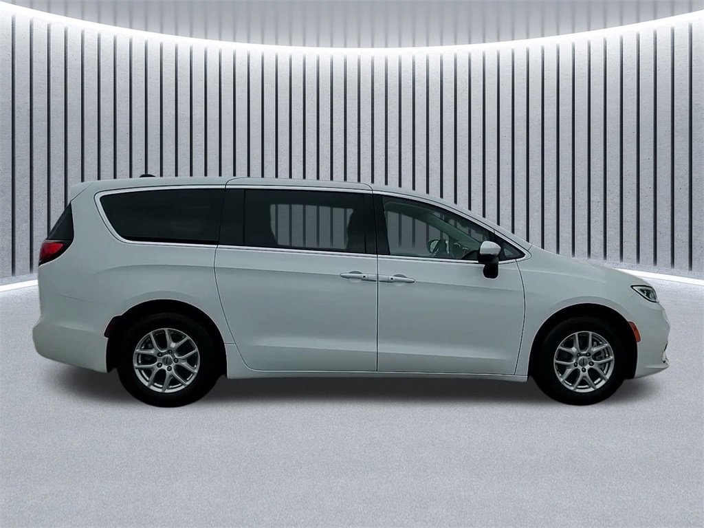Used 2023 Chrysler Pacifica Touring-L image 5