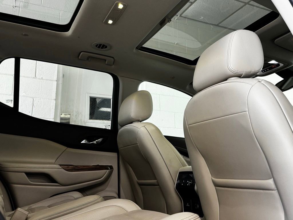Used 2019 GMC Acadia Denali w/ Technology Package FWD image 9