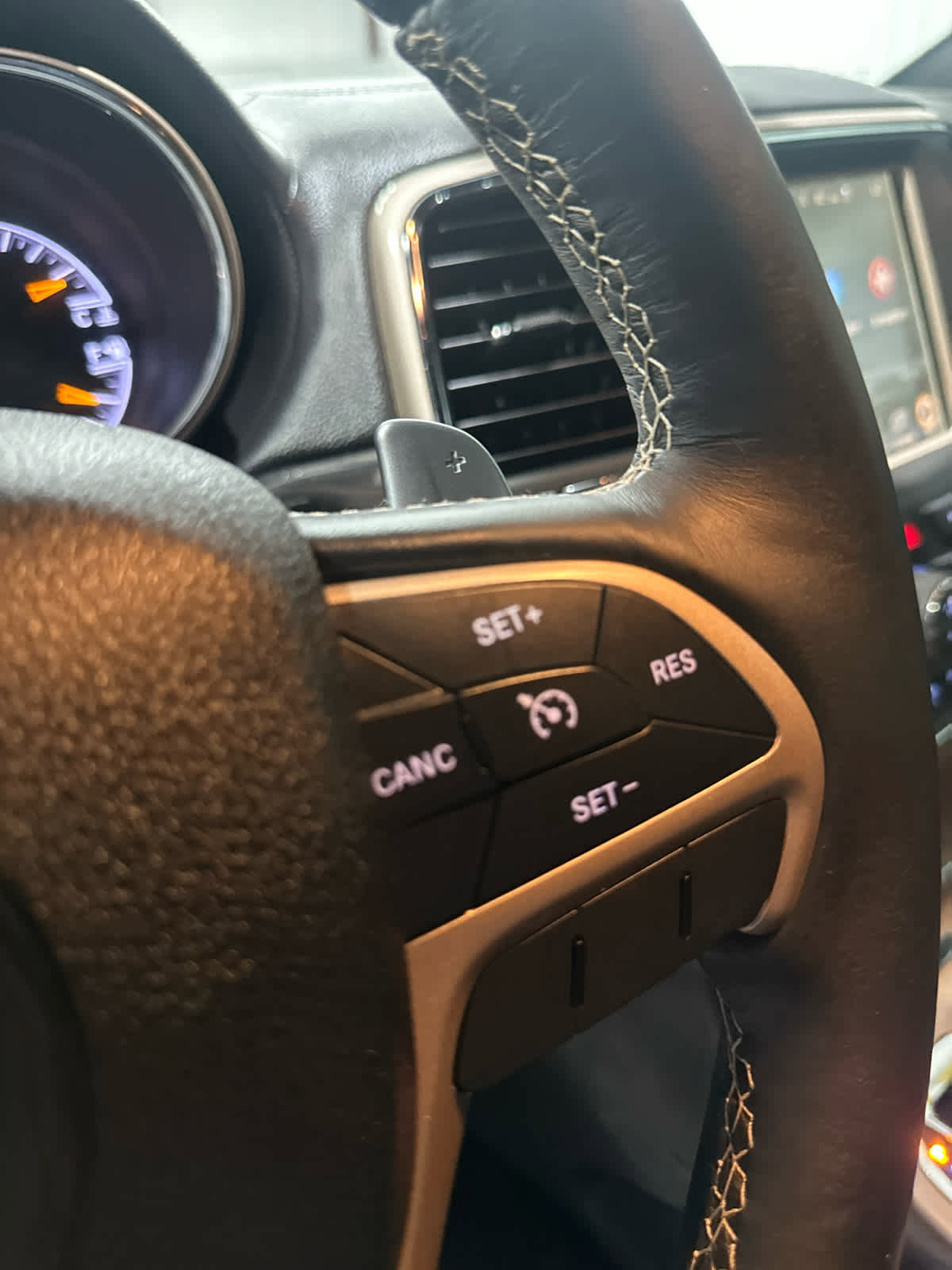 Used 2017 Jeep Grand Cherokee Overland AWD/4WD image 25