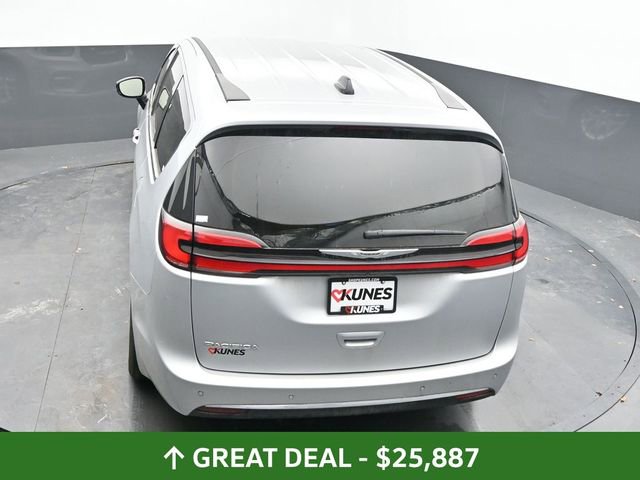 Used 2024 Chrysler Pacifica Touring-L image 44