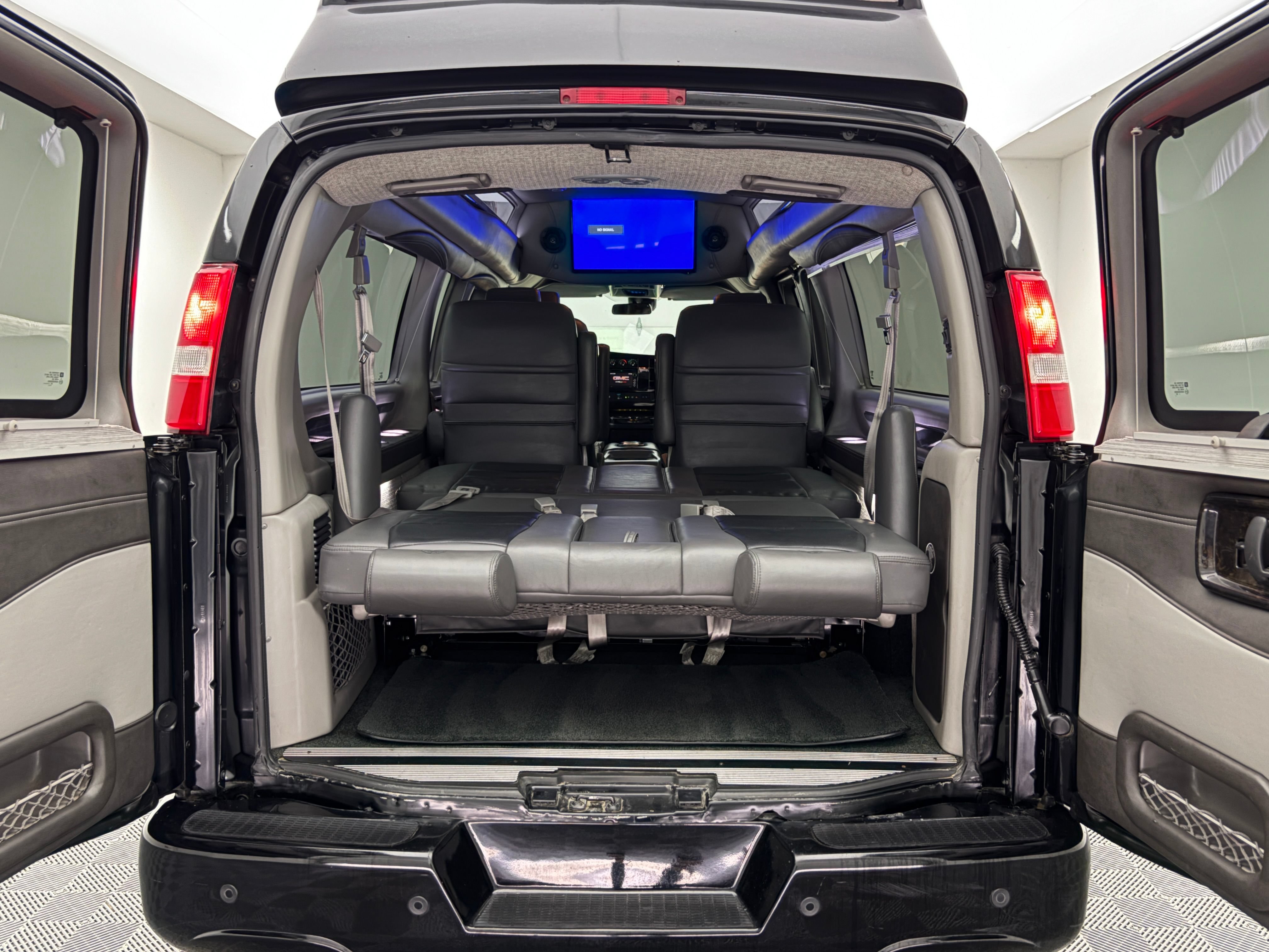 Used 2020 GMC Savana 2500 Extended w/ Enhanced Convenience Package RWD image 11