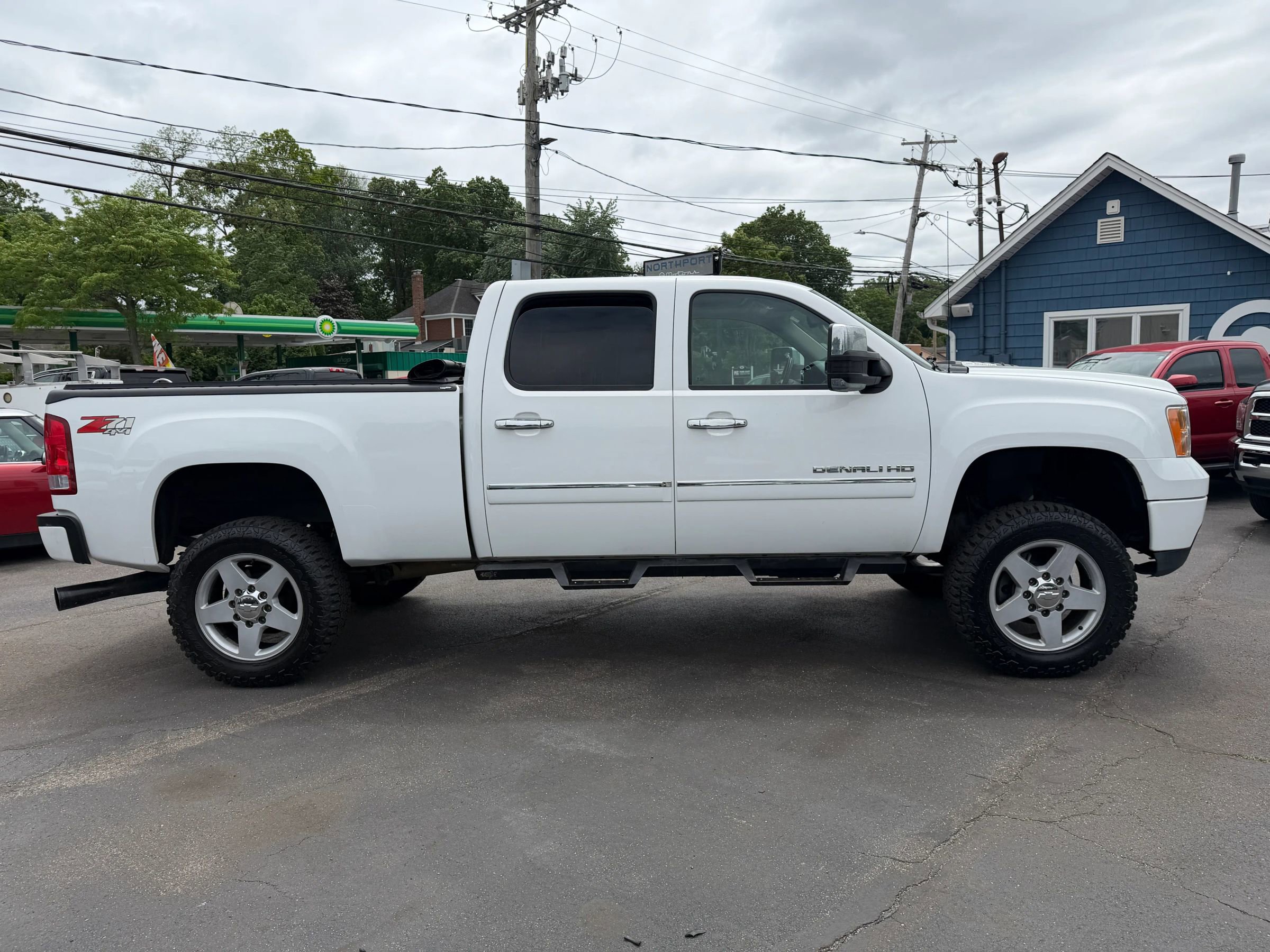 Used 2011 GMC Sierra 2500 Denali w/ Suspension Package, Off-Road AWD/4WD image 7