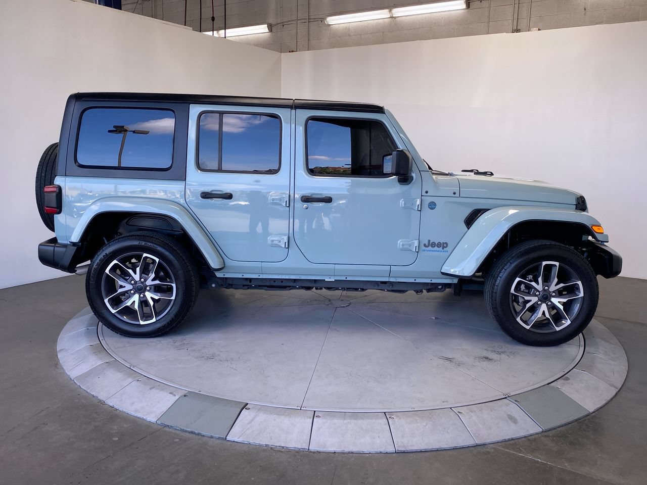 Used 2024 Jeep Wrangler Unlimited w/ Convenience Group AWD/4WD image 6