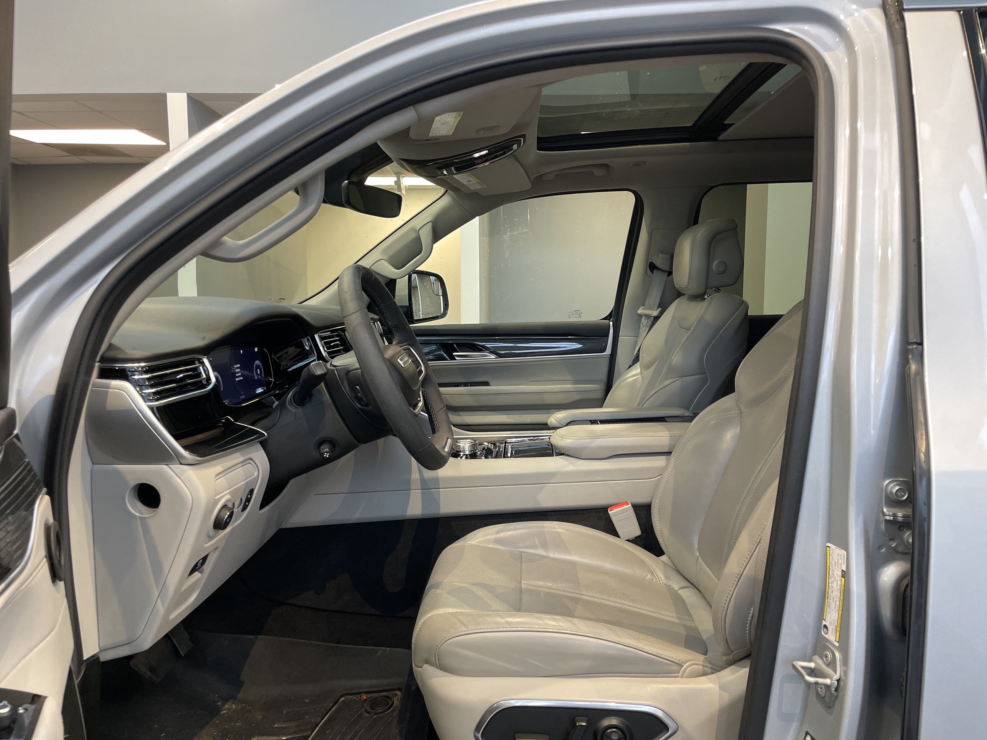 Used 2022 Jeep Wagoneer Series I w/ Premium Group I AWD/4WD image 17