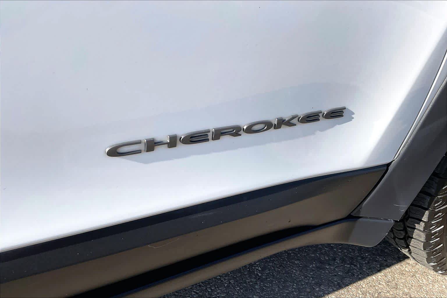 Used 2016 Jeep Cherokee Trailhawk w/ Comfort/Convenience Group AWD/4WD image 10