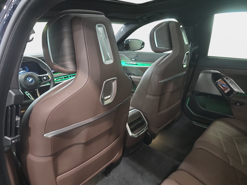 Certified 2023 BMW i7 xDrive60 AWD/4WD image 10