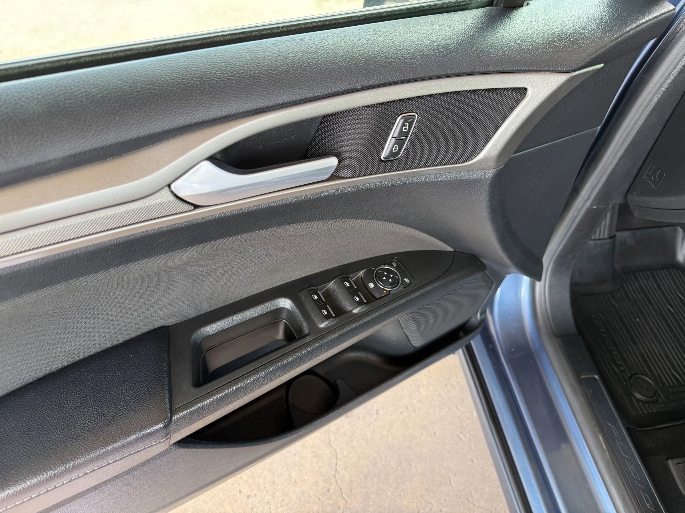 Used 2019 Ford Fusion SE image 10