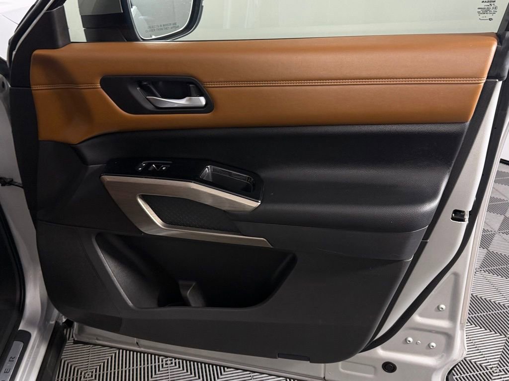 Used 2023 Nissan Pathfinder Platinum image 33