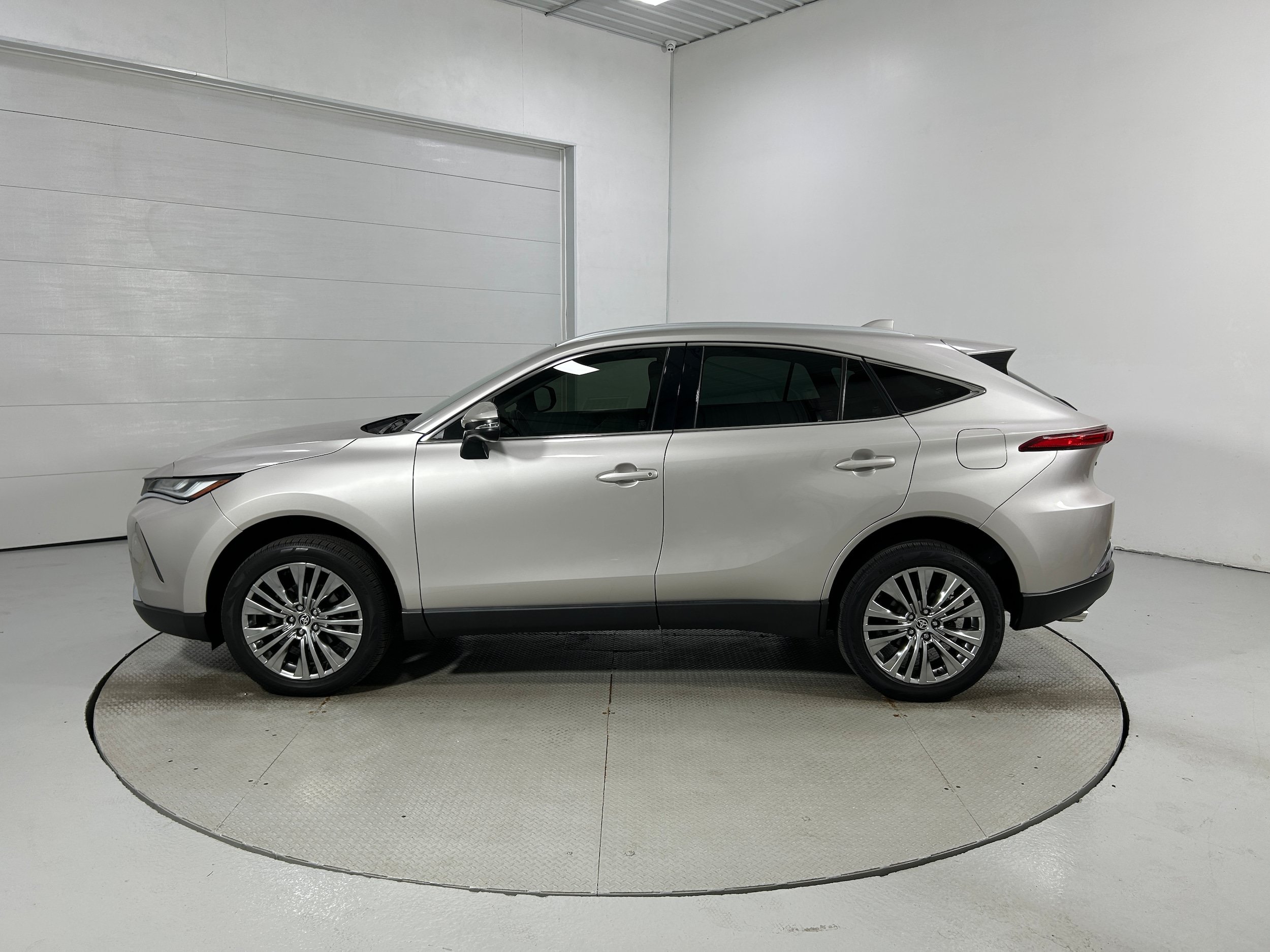 Used 2022 Toyota Venza XLE AWD/4WD image 21
