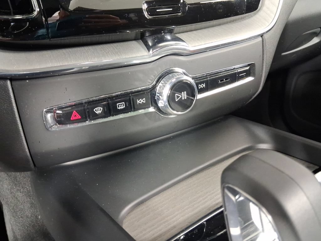 Certified 2025 Volvo XC60 T8 Plus w/ Protection Package Premier AWD/4WD image 28