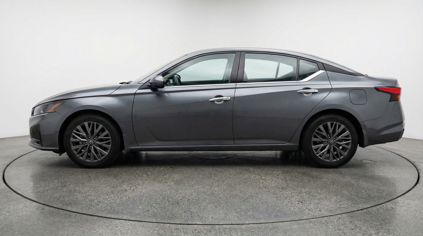 Used 2025 Nissan Altima 2.5 SV FWD image 5