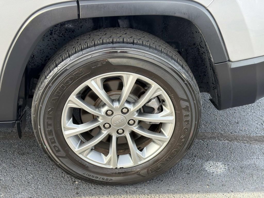 Used 2022 Jeep Cherokee Latitude Lux w/ Sun & Sound Group image 11