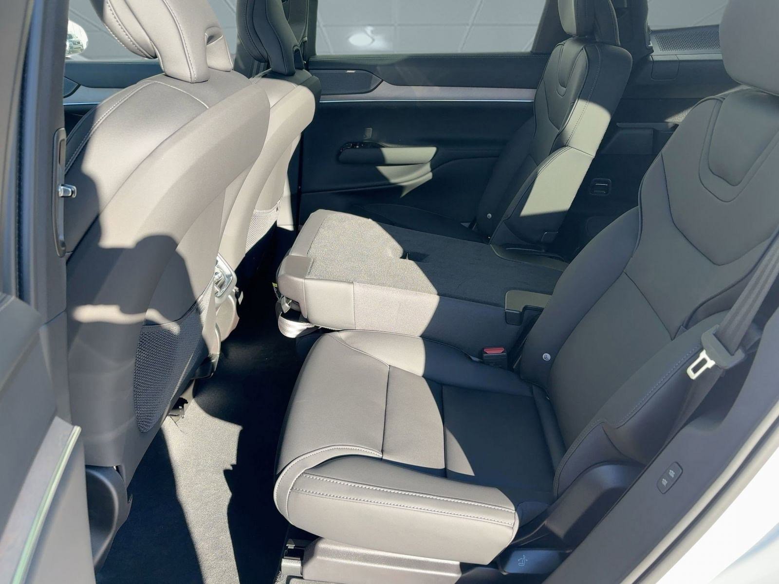 New 2025 Volvo EX90 Plus AWD/4WD image 15
