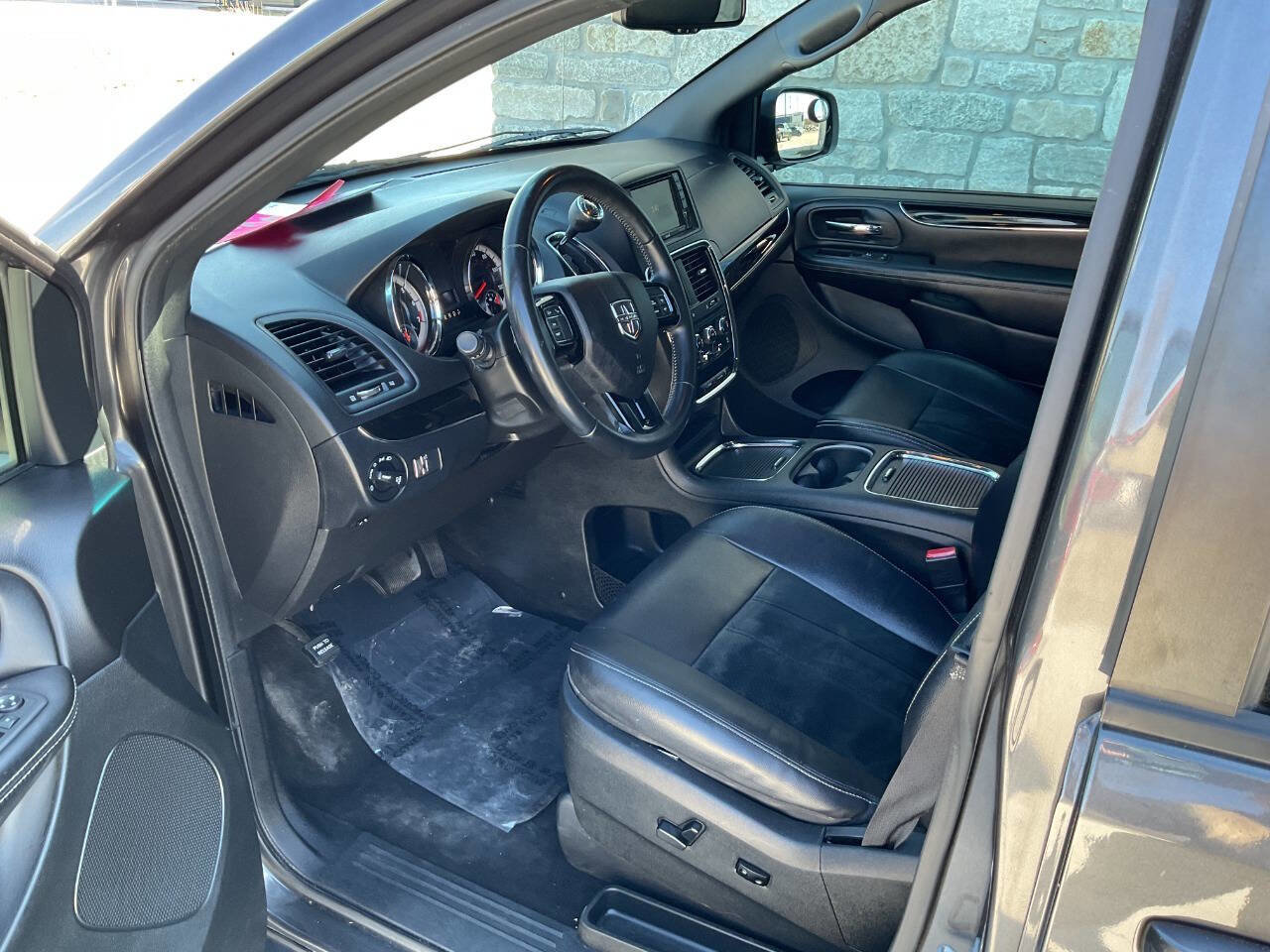 Used 2016 Dodge Grand Caravan SXT image 18