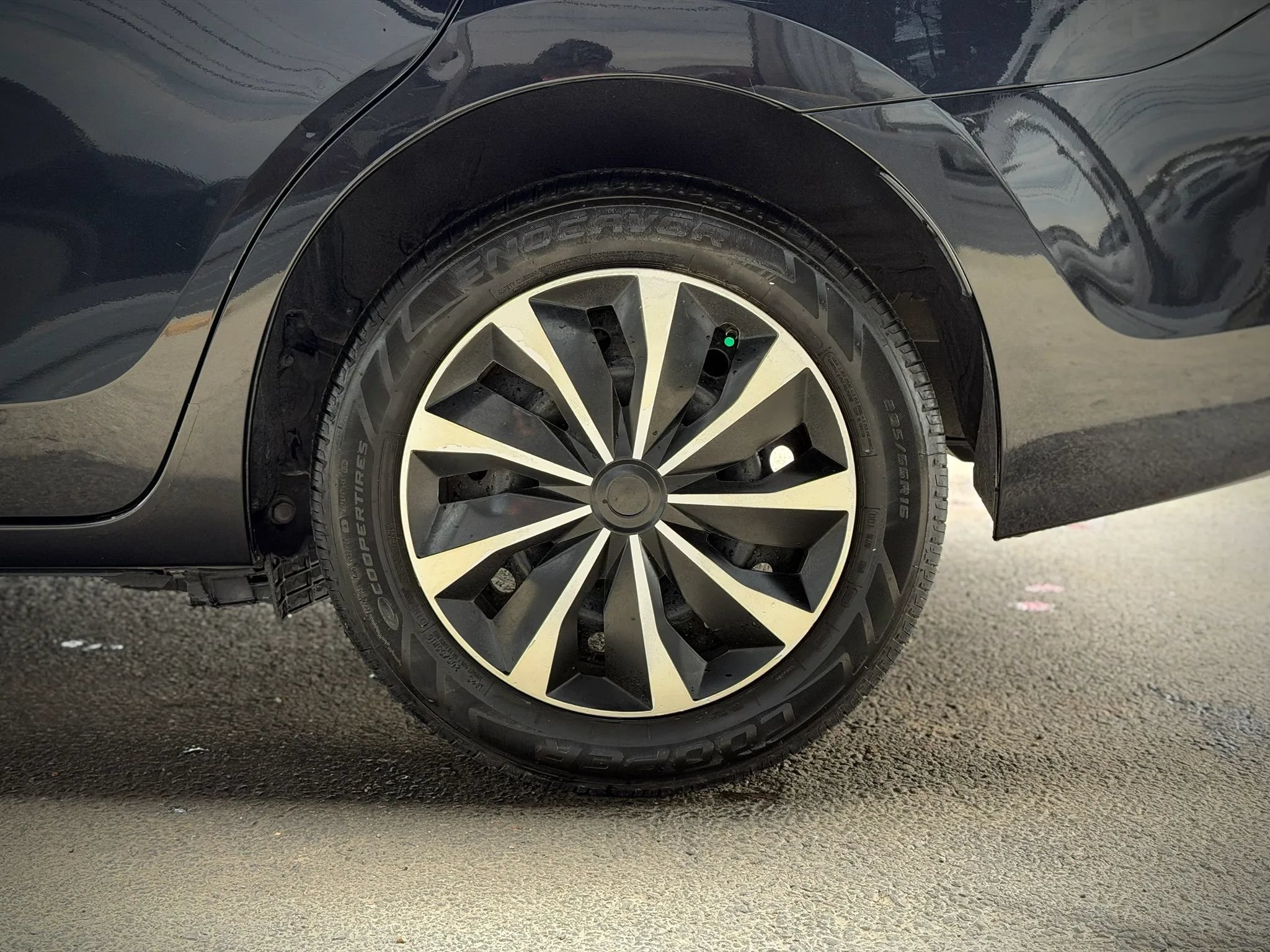 Used 2016 Toyota Corolla LE FWD image 28