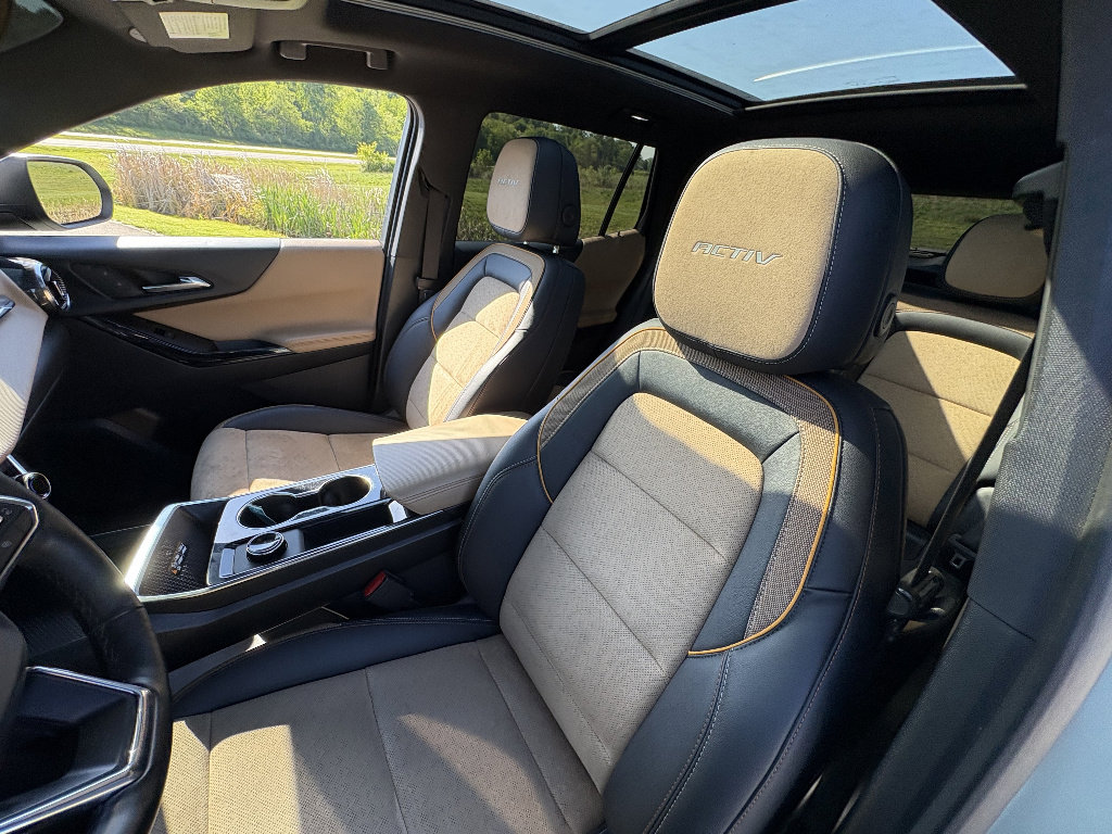 Used 2025 Chevrolet Equinox ACTIV w/ Safety and Technology Package AWD/4WD image 32