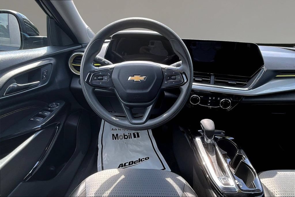 Used 2025 Chevrolet Trax LT FWD image 8