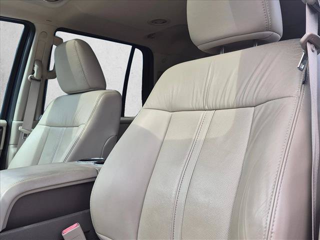 Used 2016 Lincoln Navigator Select RWD image 7