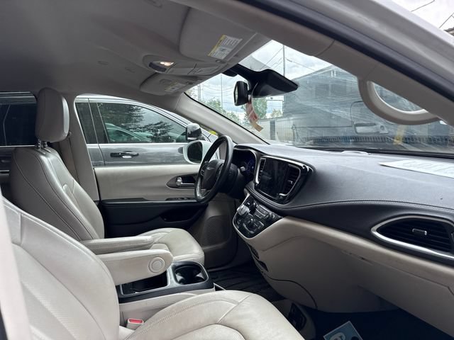 Used 2021 Chrysler Pacifica Touring-L FWD image 9