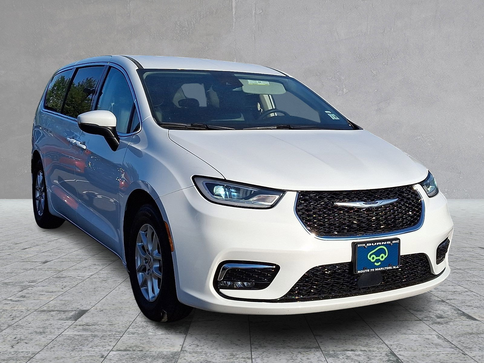 Used 2023 Chrysler Pacifica Touring-L FWD image 3