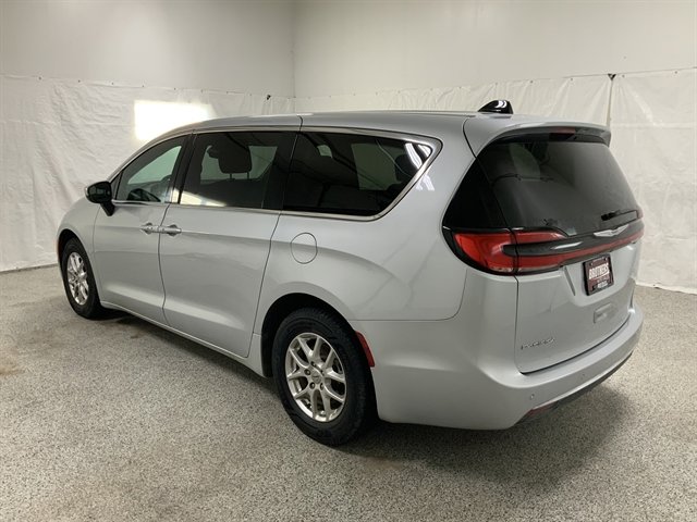 Used 2023 Chrysler Pacifica Touring image 5