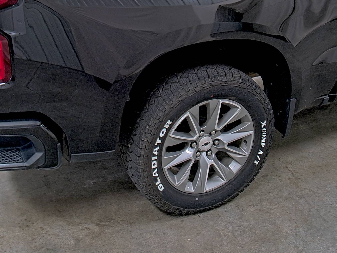Used 2021 Chevrolet Silverado 1500 High Country w/ Technology Package AWD/4WD image 12