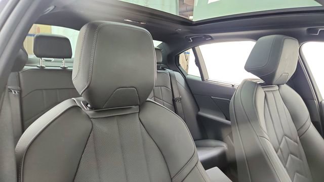 Used 2026 BMW 550e xDrive image 23