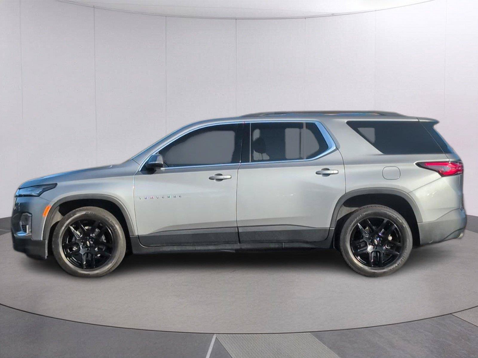 Used 2023 Chevrolet Traverse LT FWD image 2
