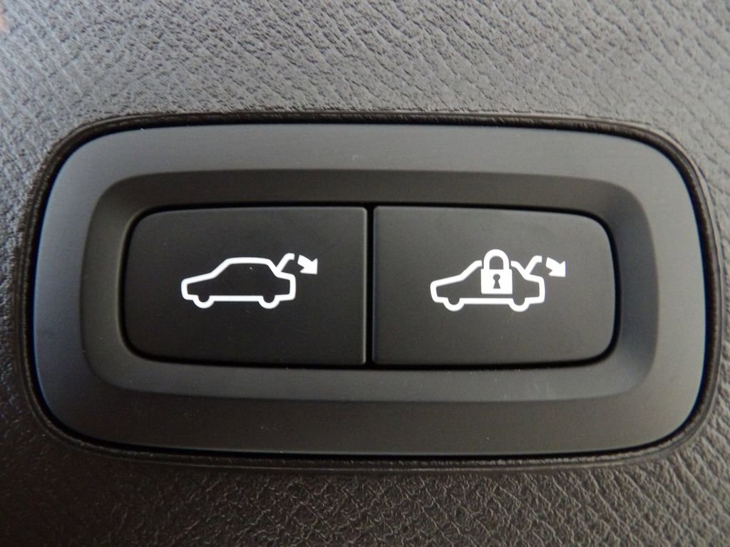 Certified 2025 Volvo XC90 T8 Plus image 29