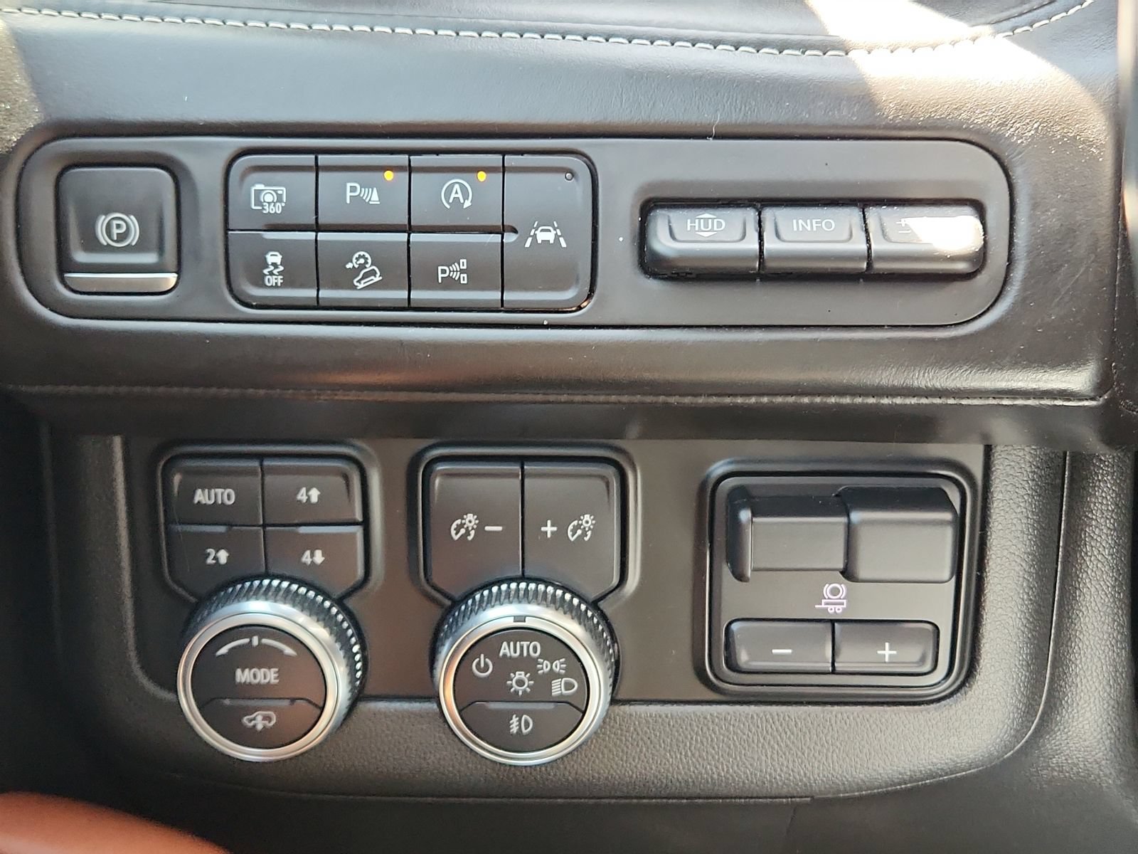 Used 2023 GMC Yukon Denali Ultimate AWD/4WD image 15