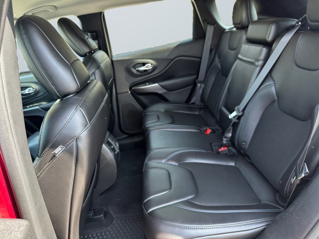 Used 2019 Jeep Cherokee Latitude Plus w/ Cold Weather Group AWD/4WD image 13