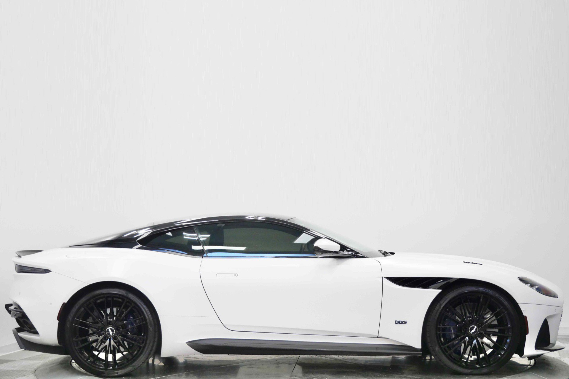 Used 2020 Aston Martin DBS Superleggera RWD image 2