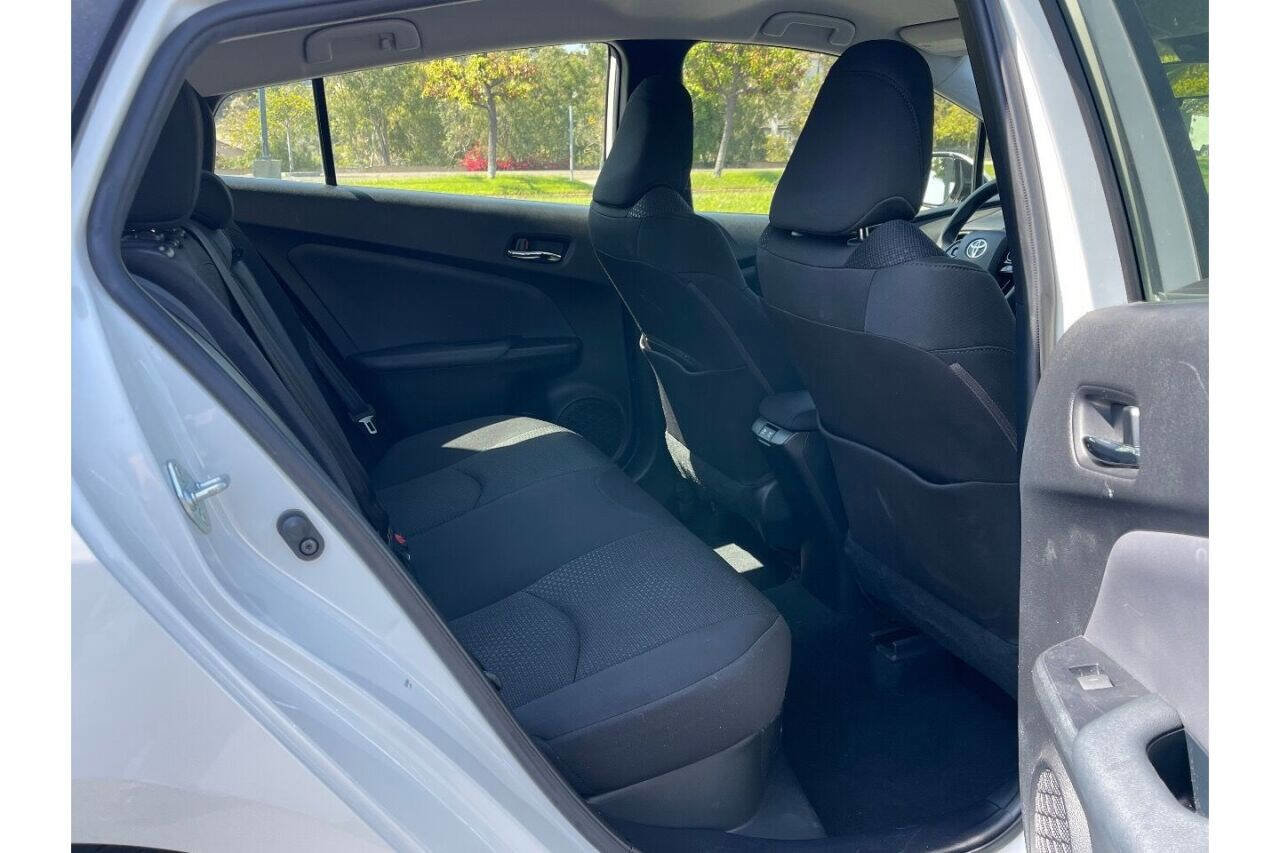 Used 2019 Toyota Prius LE w/ Carpet Mat Package FWD image 10