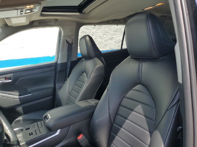 Used 2022 Toyota Highlander XLE AWD/4WD image 5