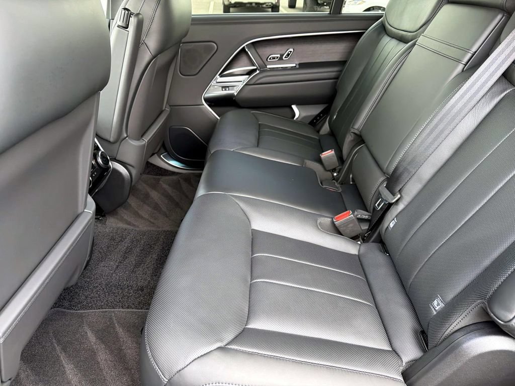 New 2026 Land Rover Range Rover Long Wheelbase SE AWD/4WD image 13