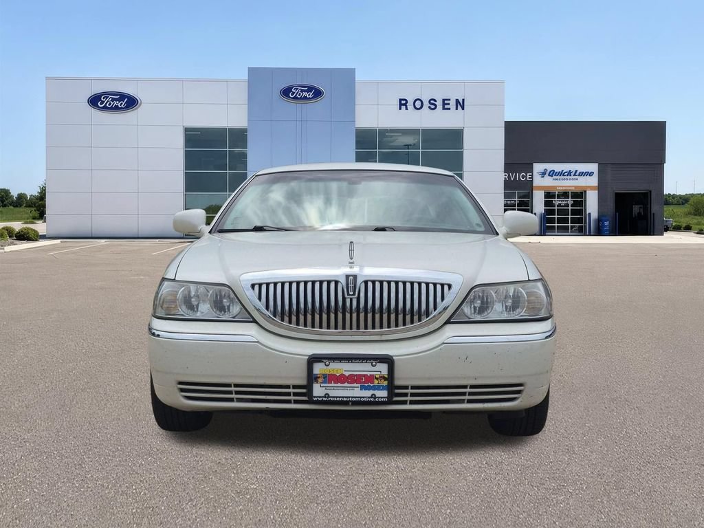 Used 2003 Lincoln Town Car Executive RWD image 8