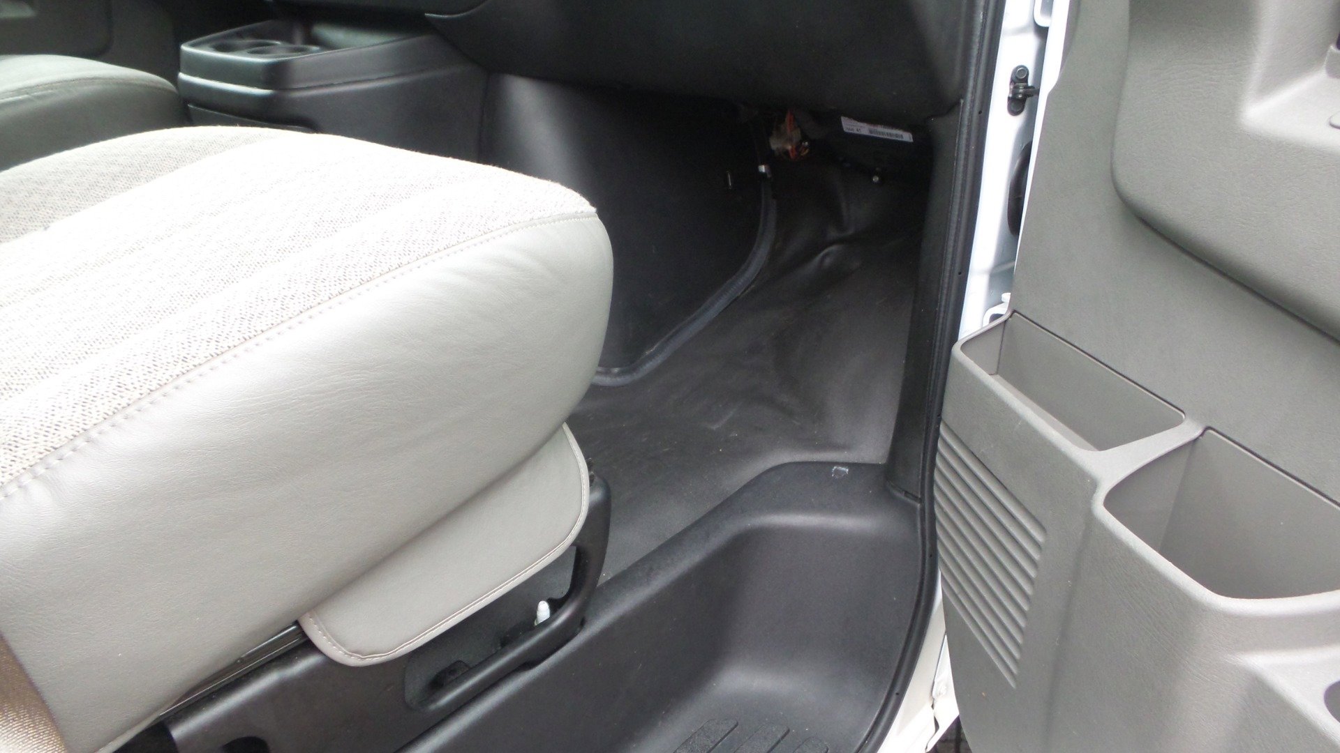 Used 2019 Chevrolet Express 2500 w/ Driver Convenience Package image 12