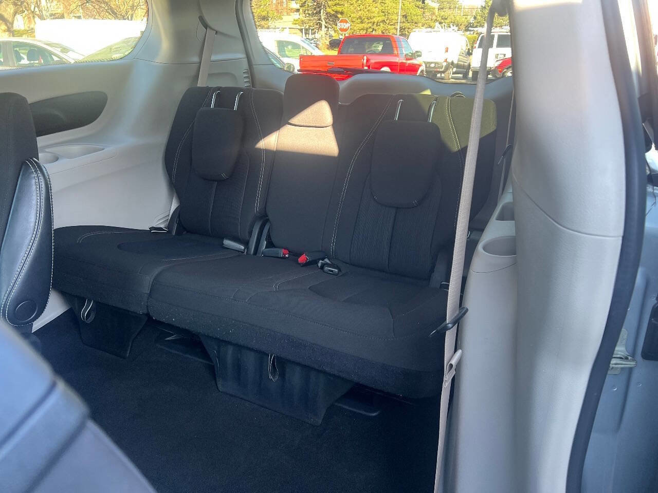 Used 2022 Chrysler Voyager LX image 12