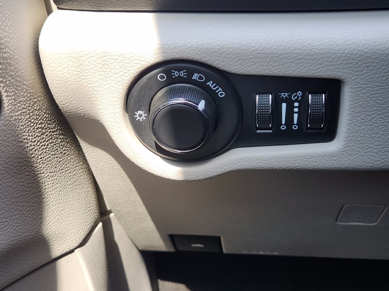Used 2024 Chrysler Voyager LX FWD image 21