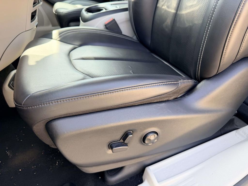 Used 2023 Chrysler Pacifica Touring-L image 19