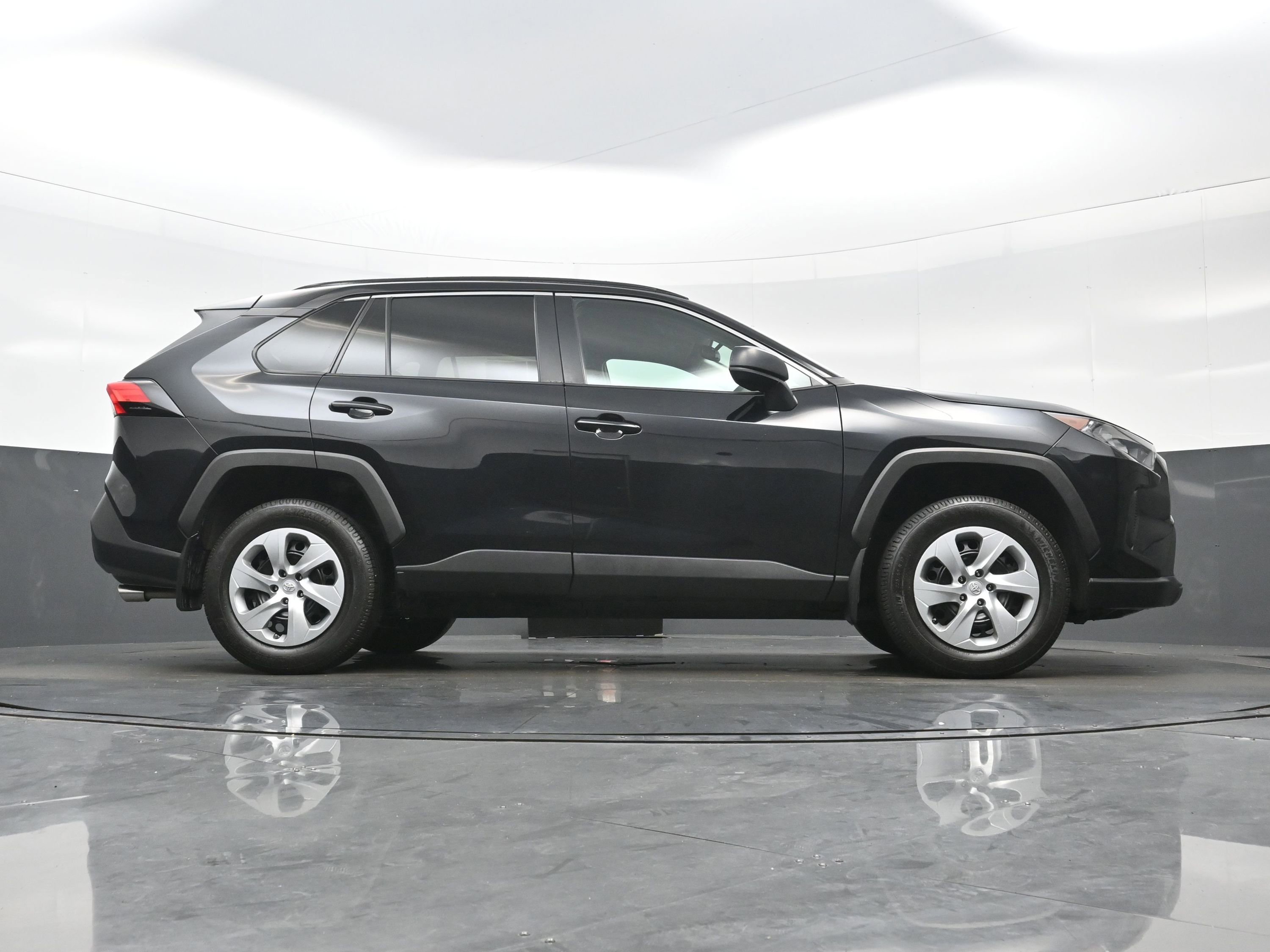 Used 2021 Toyota RAV4 LE AWD/4WD image 31