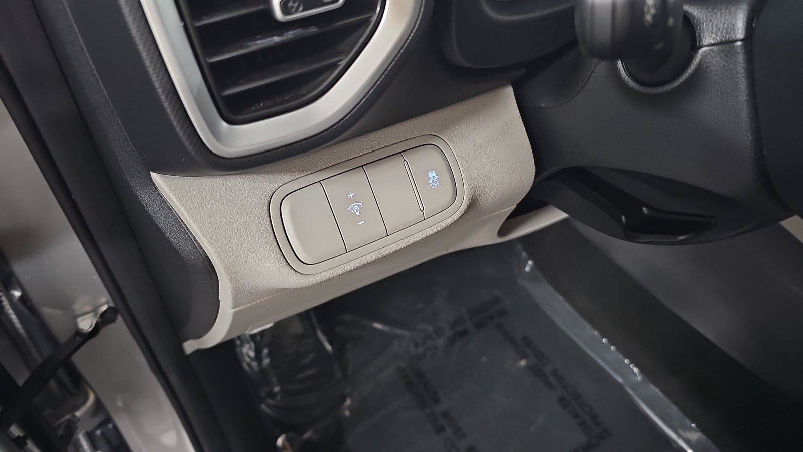 Certified 2025 Hyundai Venue SEL FWD image 24