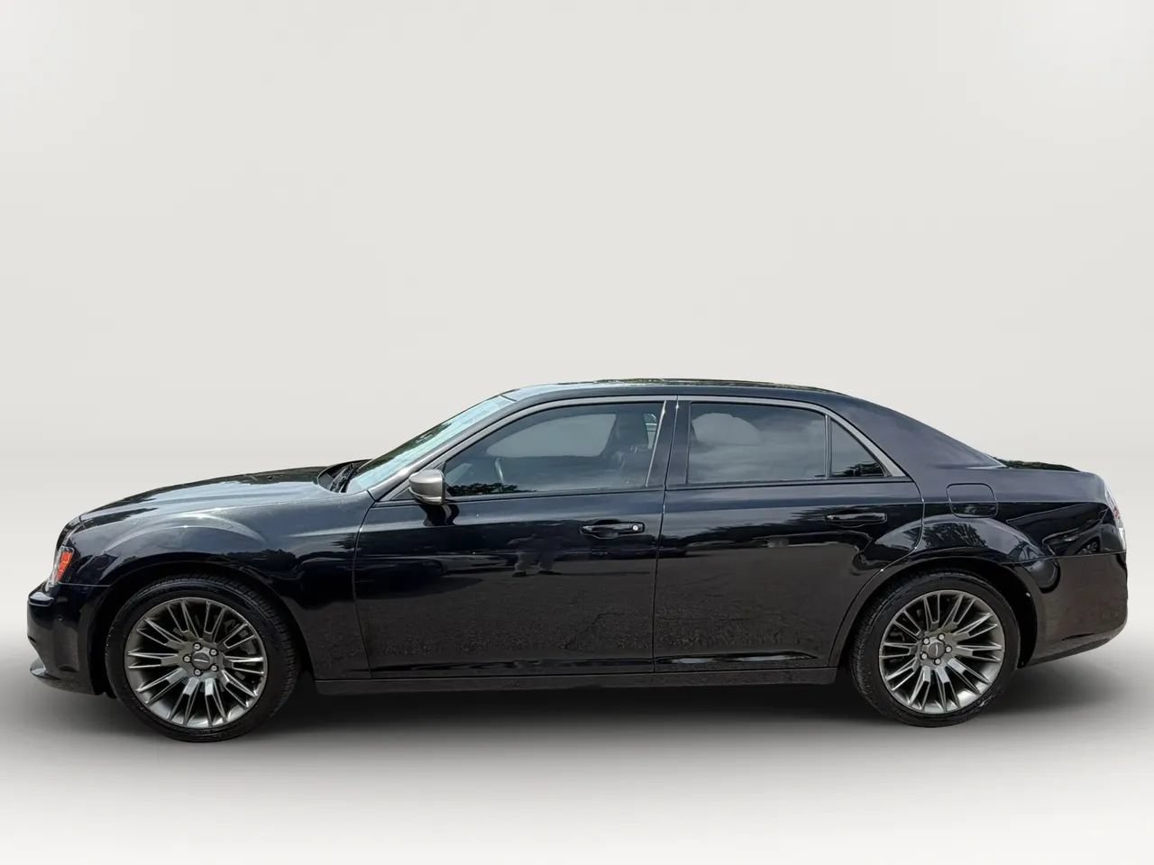 Used 2013 Chrysler 300 C RWD image 8