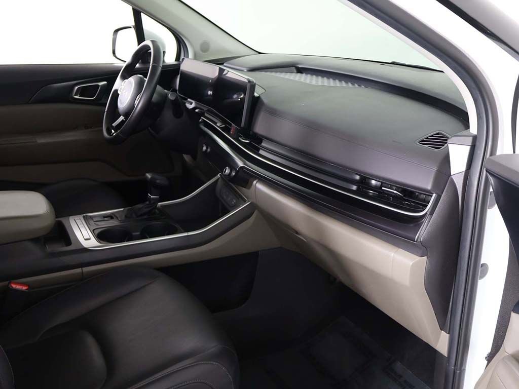 Used 2025 Kia Carnival FWD image 22