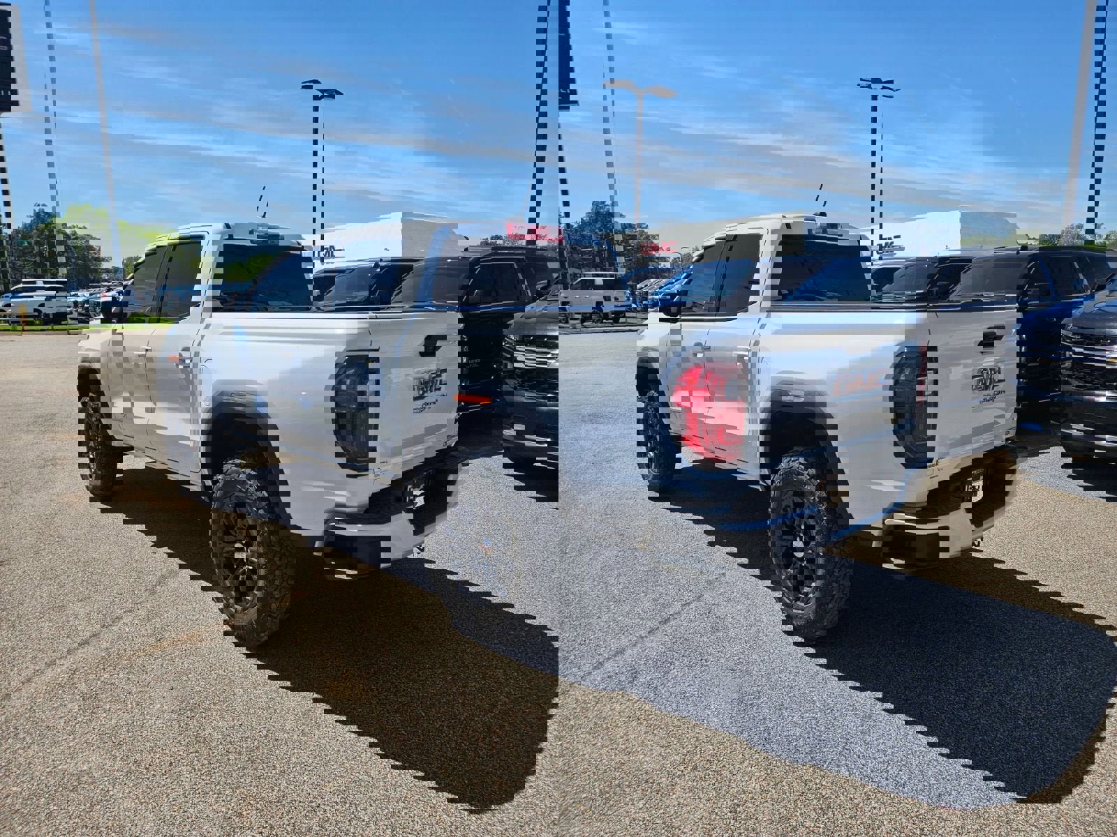 Used 2024 GMC Canyon Elevation image 3