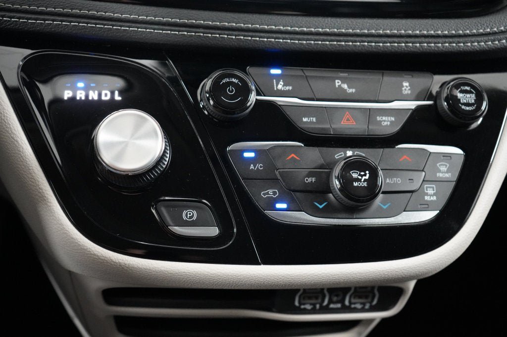 Used 2024 Chrysler Pacifica Limited FWD image 25
