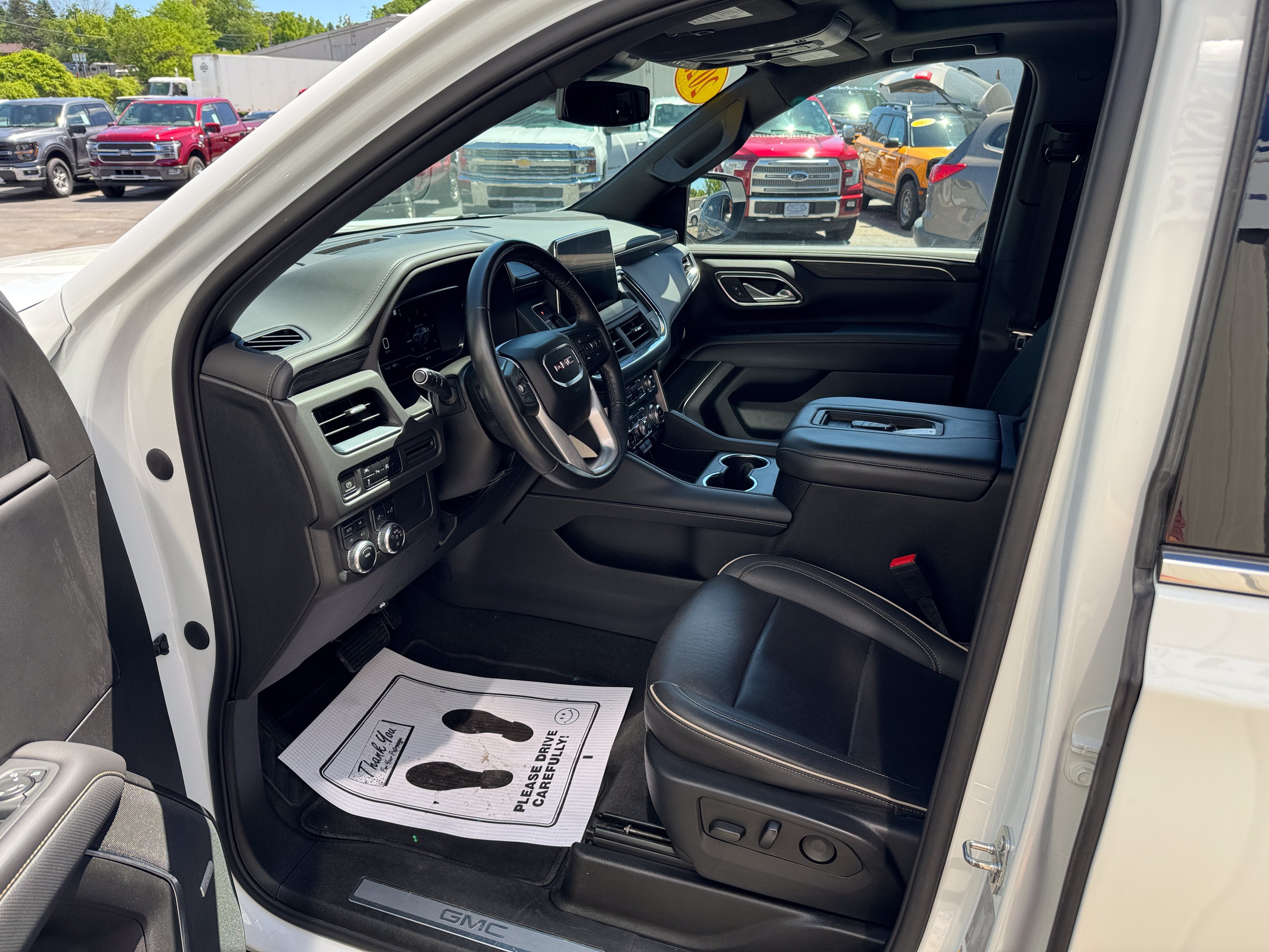 Used 2023 GMC Yukon SLT AWD/4WD image 9