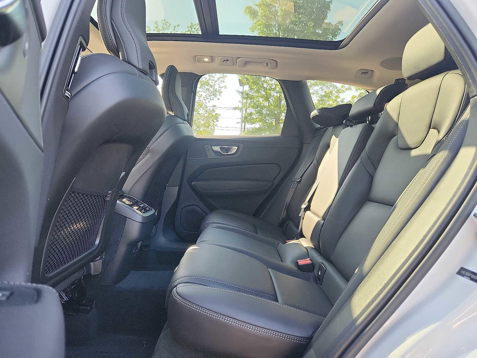 Certified 2023 Volvo XC60 B5 Ultimate AWD/4WD image 10