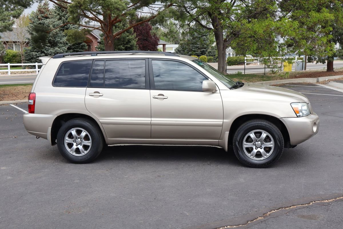 Used 2005 Toyota Highlander 2WD V6 w/ 3rd Row image 3